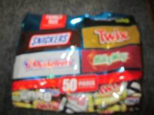 lot 192 image: 416oz packages of mini candy bars ...