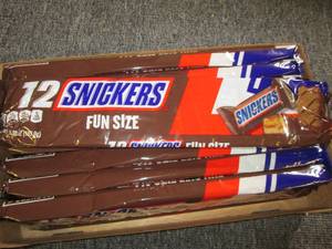 lot 256 image: 18 packs of snickers fun size candy...