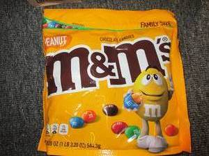 lot 266 image: 61lb 3.20 oz bags of peanut m&ms b...