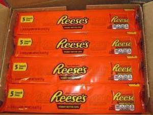 lot 302 image: 285 packs of reeses peanut buttter...