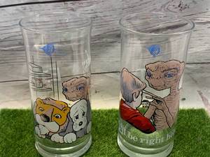 LOT OF TWO ET PIZZA HUT GLASSES FROM 1982