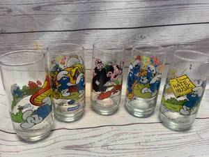LOT OF FIVE VINTAGE SMURF GLASSES FROM 1982-1983