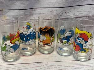 LOT OF FIVE VINTAGE SMURF GLASSES FROM 1982-1983