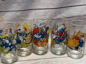 LOT OF FIVE VINTAGE SMURF GLASSES FROM 1980-1983