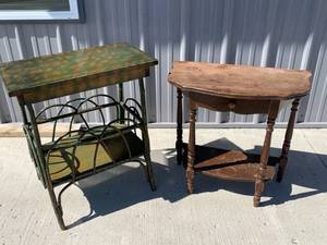 A LOT OF TWO ANTIQUE FURNITURE PIECES