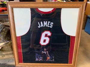 LEBRON JAMES FRAMED JERSEY & PHOTO 34 X 34