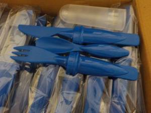 lot 317 image: Box of 50 Royal Blue Plastic Cutler...