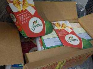 lot 327 image: Case of 12 - 6.3 oz Holiday Packs F...