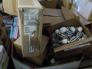 lot 386 image: Pallet of Seasonal , Overstock, and...