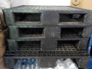 lot 397 image: 4 Plastic Pallets ...