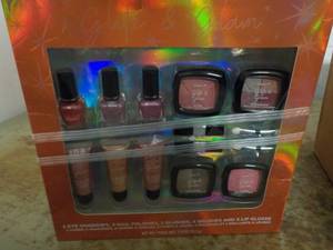 lot 415 image: 5 Glitz and Glamour Sets...
