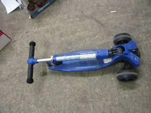 lot 17 image: Blue Saturn Scooter...