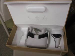 lot 25 image: Oculus Quest 2 missing one controll...