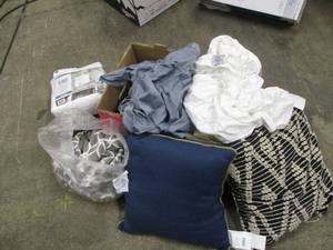 lot 27 image: Bedding Lot, Heated Blanket, Queen ...
