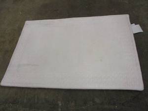 lot 98 image: 3 x 2 White Bath Mat...