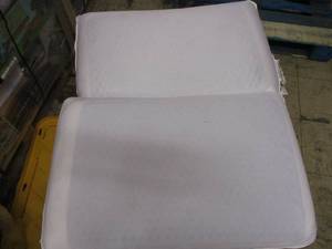 lot 109 image: 2 Memory Foam Pillows   ...