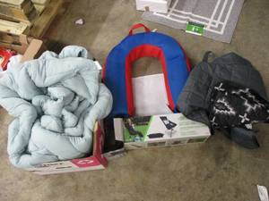 lot 113 image: 2 Blankets, A Pool Floatie and A Fo...