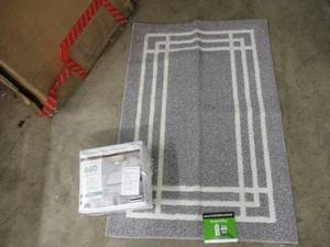 lot 114 image: King Sheet Set and a 30 x 45 Acce...