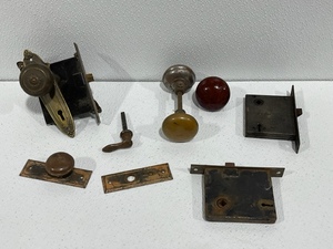 lot 4 image: Vintage Door Knobs