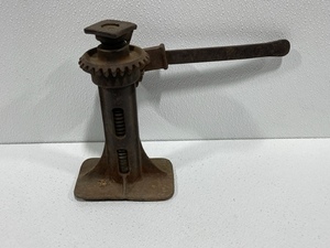 lot 10 image: Vintage Ratcheting Screw Car Jack