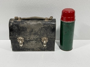 lot 26 image: Aladin Thermos and Metal Lunch Box