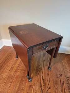 lot 5 image: New England Dropleaf Side Table