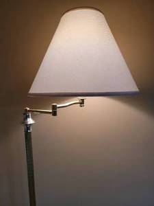 lot 38 image: Traditional Brass Swingarm Floor Lamp