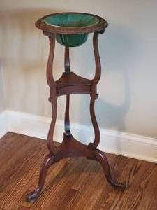 lot 39 image: Vintage Queen Anne Plantstand