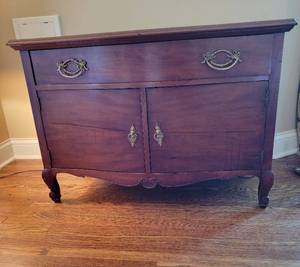 lot 19 image: New England Chest