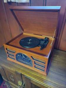 lot 62 image: Crosley Turntable Radio