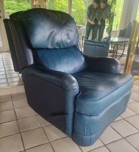 lot 76 image: Ultra-Comfortable Blue Leather Recliner