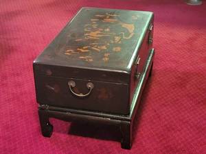 lot 21 image: Breathtaking Chinese Laquered Trunk Table