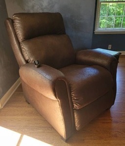 lot 24 image: Luxurious Electric Leather Recliner