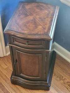 lot 93 image: Vintage Side Table