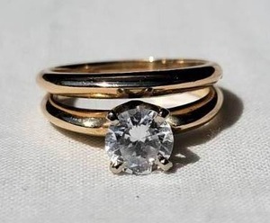 lot 103 image: Classic 14K Yellow Gold Wedding Set, size 5.5