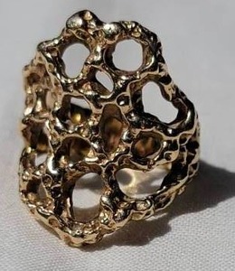 lot 102 image: Vintage 14K Yellow Gold Brutalist Cocktail Ring, size 6.5