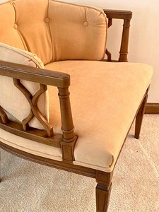 lot 13 image: Lovely Vintage Curved Chair