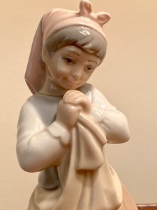 lot 18 image: Adorable Vintage Lladro Figurine