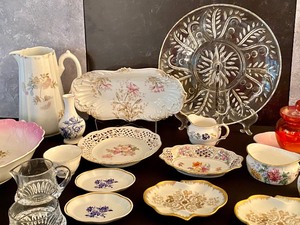 lot 25 image: An Array of Lovely Vintage Dishes