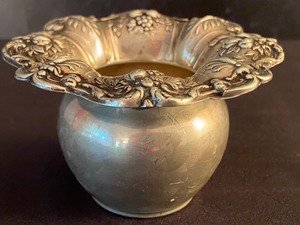lot 26 image: Vintage Sterling Reed and Barton Francis I Toothpick Holder