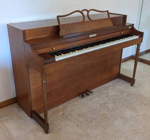 lot 7 image: Baldwin Upright Piano