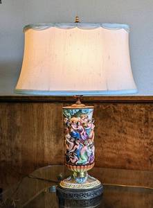 lot 41 image: Vintage Capodimonte Table Lamp