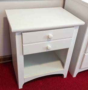 lot 69 image: White Mirrored Dresser and Matching Nightstand