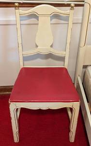 lot 84 image: Vintage Twin Bed and Matching Chair