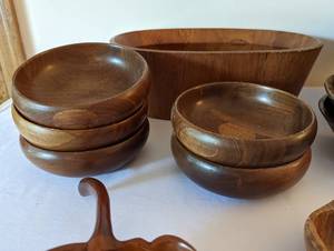 lot 89 image: Vintage Wood Servingware