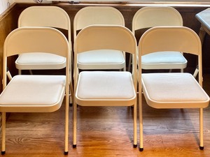 lot 136 image: Set of Six Ivory Colored Folding Chairs with UpholsteredCushion Seats