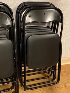 lot 138 image: Set of of 10 Black Folding Chairs with Cushioned Seats