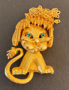 lot 125 image: Three Vintage Brooches Vintage Les Bernard Brooch, Vintage Hattie Carnegie Brooch