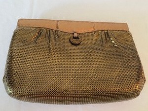 lot 112 image: Whiting and Davis Clutch
