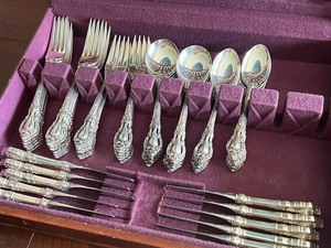 lot 140 image: Lunt Sterling Silver Eloquence Flatware Service for 12